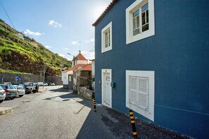 Exterior - Holiday Home 'Calheta Beach House T2' with Mountain View, Private Terrace and Wi-Fi (Lombo Do Doutor)