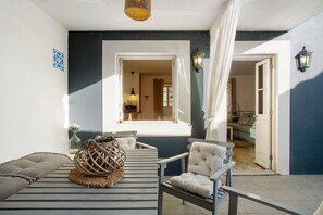 Outdoor dining - Holiday Home 'Calheta Beach House T2' with Mountain View, Private Terrace and Wi-Fi (Lombo Do Doutor)