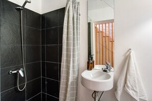 Douche, sèche-cheveux, serviettes fournies