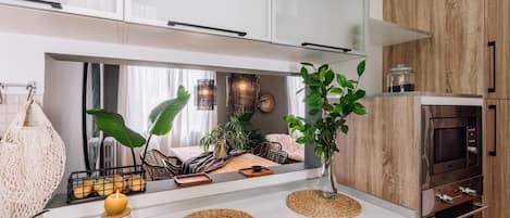 Køleskab, mikrobølgeovn, ovn, kogeplade