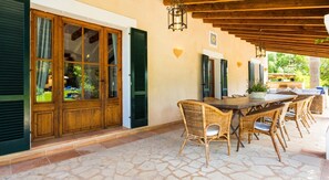 تناول الطعام بالخارج