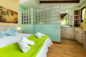 4 bedrooms, iron/ironing board, free WiFi, bed sheets