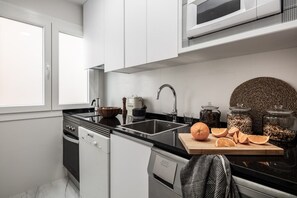 Kühlschrank, Geschirrspüler, Wasserkocher mit Kaffee-/Teezubehör