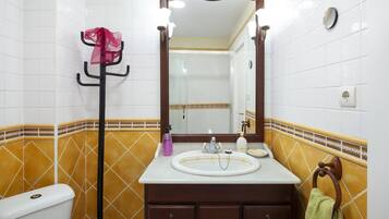 Ducha, secador de pelo y toallas