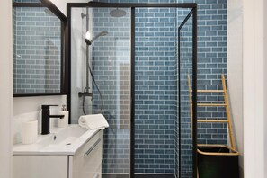 Shower, hair dryer, towels