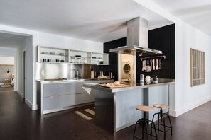 Fridge, microwave, oven, stovetop - Chianti - 2 bedrooms in Malasaña (Madrid)