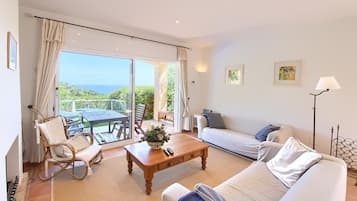 Una televisión, un reproductor de DVD