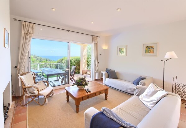 Een televisie en een dvd-speler