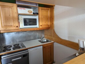 Fridge, dishwasher, coffee/tea maker, toaster