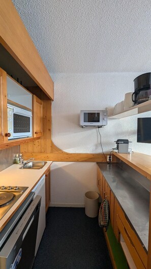 Fridge, dishwasher, coffee/tea maker, toaster