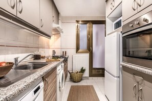 Fridge, oven, stovetop, coffee/tea maker