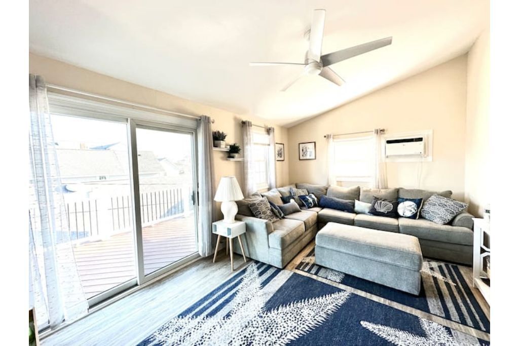 Sunny 4 BR house 3 blocks away from the beach!