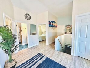 4 habitaciones, tabla de planchar con plancha, cuna de viaje y wifi