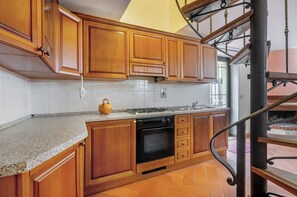 Frigorífico, horno, placa de cocina y cafetera o tetera