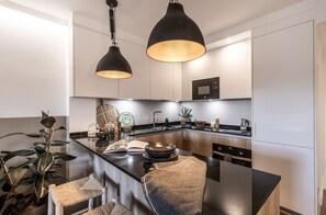 Fridge, oven, stovetop, coffee/tea maker