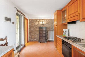 Fridge, oven, stovetop, coffee/tea maker