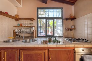 Kühlschrank, Herdplatte, Wasserkocher mit Kaffee-/Teezubehör