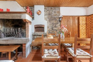 Dining - Apartment 'La Tavernetta' with Shared Pool, Private Terrace and Wi-Fi (Castelfranco Piandiscò)