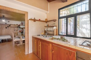 Frigorífico, placa de cocina, cafetera o tetera y utensilios de cocina