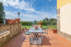 Outdoor dining - Apartment 'La Tavernetta' with Shared Pool, Private Terrace and Wi-Fi (Castelfranco Piandiscò)