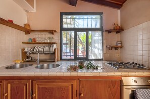 Fridge, stovetop, coffee/tea maker, cookware/dishes/utensils - Apartment 'La Tavernetta' with Shared Pool, Private Terrace and Wi-Fi (Castelfranco Piandiscò)