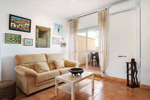TV, DVD player - Apartment 'Apartamento Sancti Petri' with Shared Pool, Wi-Fi and Air Conditioning (Chiclana de la Frontera)