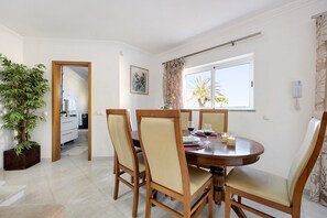 Dining - Villa 'Lugar Encantador' with Shared Terrace, Wi-Fi and Air Conditioning (Alvor)