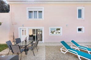 Outdoor dining - Villa 'Lugar Encantador' with Shared Terrace, Wi-Fi and Air Conditioning (Alvor)