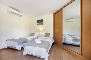 2 室のベッドルーム、WiFi (無料)、ベッドシーツ