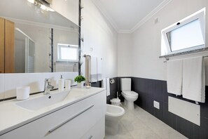 Shower, hair dryer, towels - Villa 'Lugar Encantador' with Shared Terrace, Wi-Fi and Air Conditioning (Alvor)