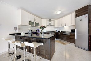 Fridge, microwave, oven, stovetop - Villa 'Lugar Encantador' with Shared Terrace, Wi-Fi and Air Conditioning (Alvor)