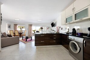 Fridge, microwave, oven, stovetop - Villa 'Lugar Encantador' with Shared Terrace, Wi-Fi and Air Conditioning (Alvor)