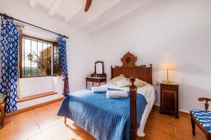 5 bedrooms, iron/ironing board, free WiFi, bed sheets