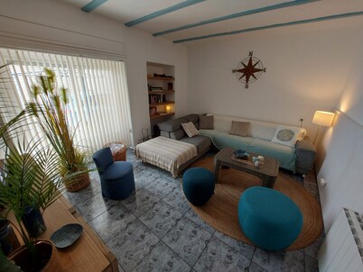 Typical village house in the center of L'escala 2 steps from the beach