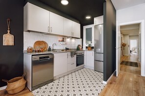 Fridge, microwave, oven, stovetop