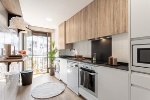 Fridge, oven, stovetop, coffee/tea maker