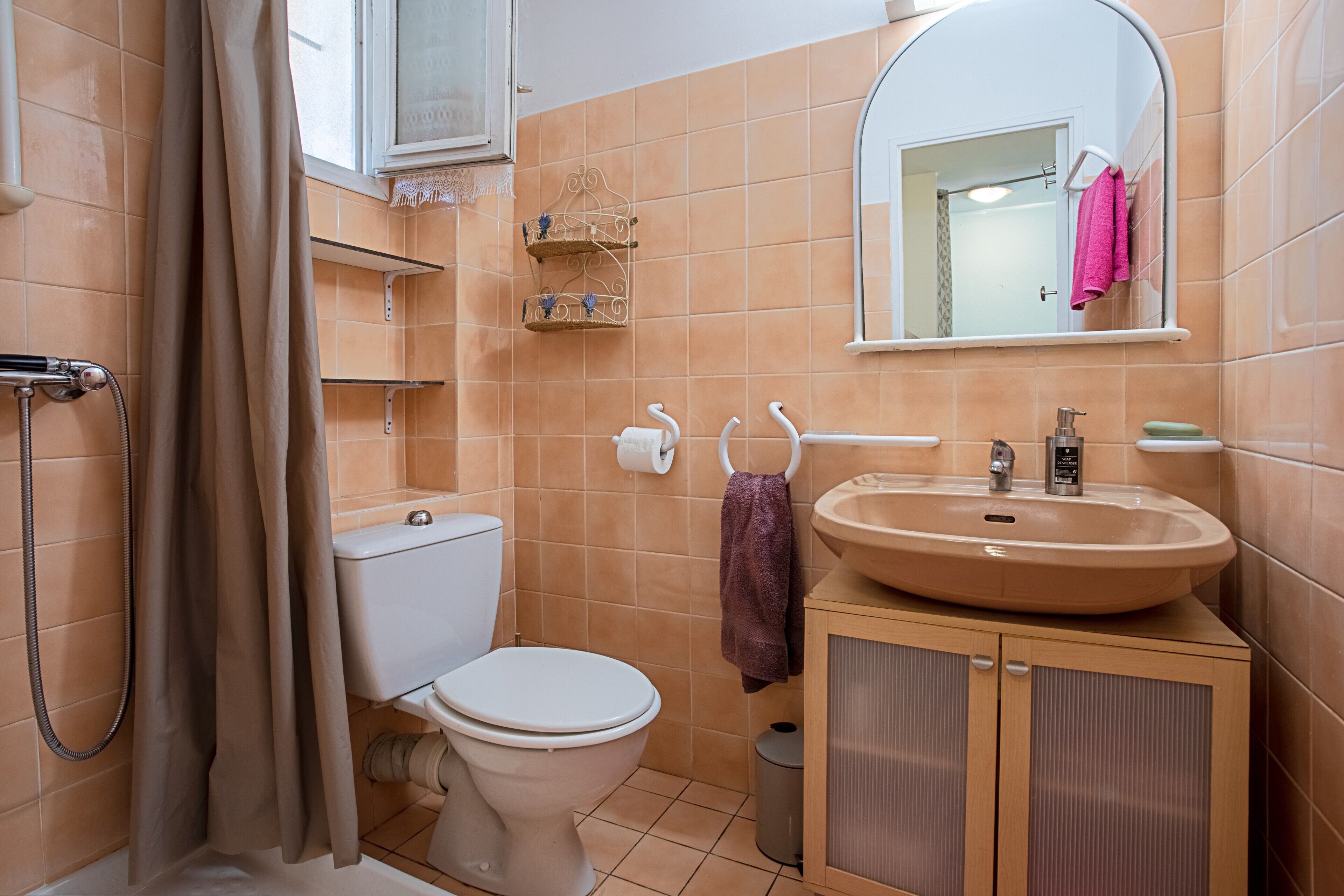 Douche, sèche-cheveux, serviettes fournies