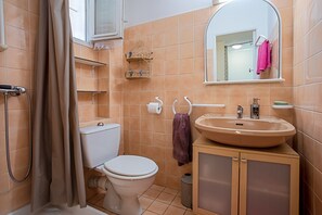Een douche, een haardroger, handdoeken