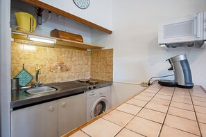 Geladeira, micro-ondas, cooktop, cafeteira/chaleira