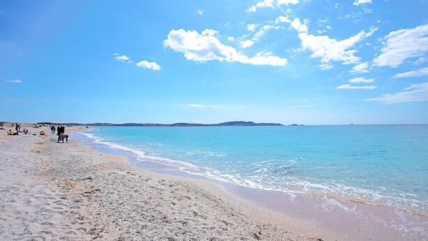 A beach with clear skies and calm waters, sandy shore, and distant hills. - "Les Tulipes" Apartment with Private Terrace, Garden, and Wi-Fi (Carqueiranne)