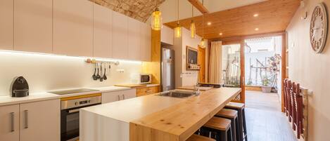 Réfrigérateur, four à micro-ondes, un four, surface de cuisson