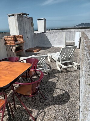 Outdoor dining - Apartment 'Bosque Marítimo' with Mountain View, Private Terrace and Wi-Fi (Chafé)