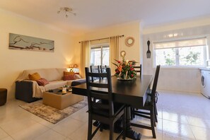 Dining - Apartment 'Bosque Marítimo' with Mountain View, Private Terrace and Wi-Fi (Chafé)