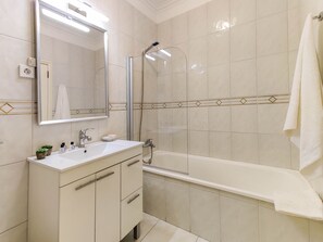 Bathtub, hair dryer, towels - Apartment 'Bosque Marítimo' with Mountain View, Private Terrace and Wi-Fi (Chafé)