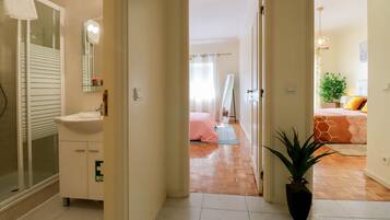 3 slaapkamers, een strijkplank/strijkijzer, gratis wifi, beddengoed