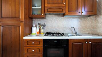 Fridge, oven, stovetop, coffee/tea maker