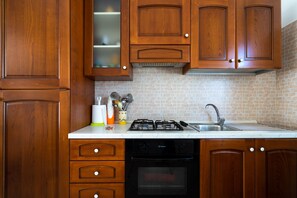 Fridge, oven, stovetop, coffee/tea maker