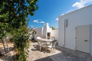 Outdoor dining - Villa "Tina" Close to the Beach and the City (torre lapillo)