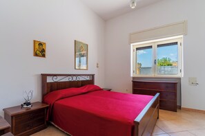 3 bedrooms, bed sheets - Villa "Tina" Close to the Beach and the City (torre lapillo)
