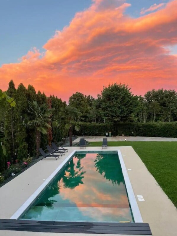 Una piscina al aire libre
